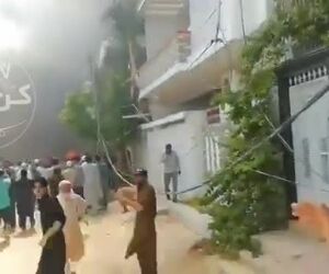 نخستین تصاویر از محل سقوط ایرباس۳۲۰ هواپیمایی پاکستان در نزدیکی فرودگاه کراچی. دقایقی پیش