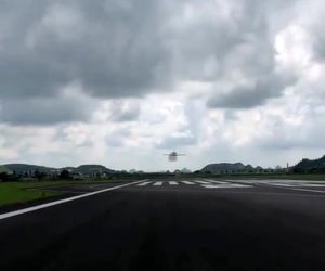 پرواز با ارتفاع پایین هر هواپیمایی همیشه برای بیننده لذت بخش بوده است، حال اگر سرعت را هم افزایش دهیم جذابیت آن را چندین برابر کرده‌ایم.