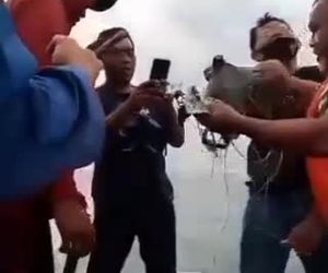 مسیر پرواز شماره ۱۸۲ شرکت SJ تا لحظه محو شدن از روی رادار و بقایای پیدا شده روی آب که احتمالا به هواپیما تعلق دارد