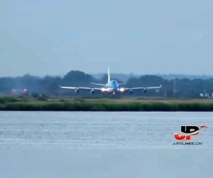 فرود بویینگ ۷۴۷ شرکت هواپیمایی سلطنتی هلند KLM در فرودگاه جان اف کندی نیویورک