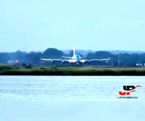 فرود بویینگ ۷۴۷ شرکت هواپیمایی سلطنتی هلند KLM در فرودگاه جان اف کندی نیویورک