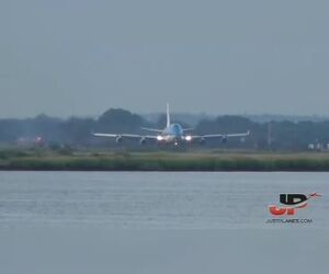 فرود بویینگ ۷۴۷ شرکت هواپیمایی سلطنتی هلند KLM در فرودگاه جان اف کندی نیویورک