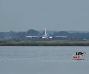 فرود بویینگ ۷۴۷ شرکت هواپیمایی سلطنتی هلند KLM در فرودگاه جان اف کندی نیویورک