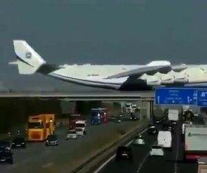 عبور بزرگترین هواپیمای جهان از روی پل واقع در یک بزرگراه