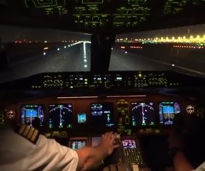 تیک‌آف شبانه بویینگ ۷۷۷ ایرفرانس از فرودگاه شارل دو گل پاریس به مقصد هنگ‌کنگ از داخل کابین