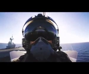 عبور جنگنده از کنار ناو