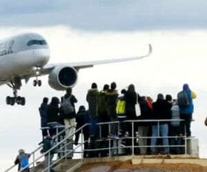 تصاویری نزدیک از فرود ایرباس A350 هواپیمایی قطر در فرودگاه پاراگوئه 