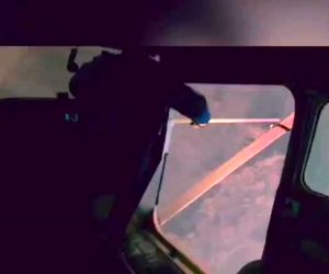 تلاش نا موفق دو خلبان برای تعویض هواپیماها در آسمان 