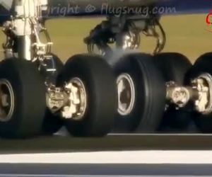 لحظه برخورد چرخ هاى هواپیما به باند در دور آهسته