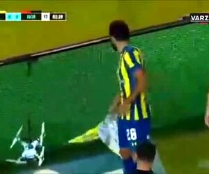 حمله بازیکنان به پهپاد مزاحم در مسابقه