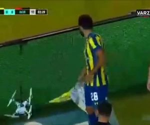 حمله بازیکنان به پهپاد مزاحم در مسابقه