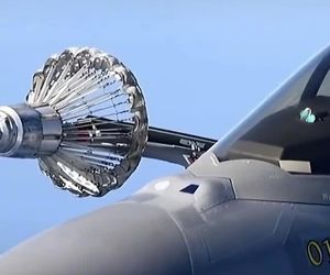 سوختگیری هوایی از نمایی جذاب 
سوال: تایپ جنگنده چیست؟