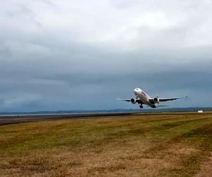 تیک‌آف بویینگ ۷۷۷ شرکت هواپیمایی سوئیس از فرودگاه اوکلند 
