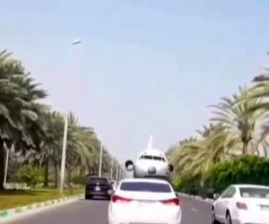 جابجایی لاشه هواپیما در خیابان‌های جزیره کیش 