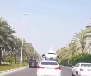 جابجایی لاشه هواپیما در خیابان‌های جزیره کیش 