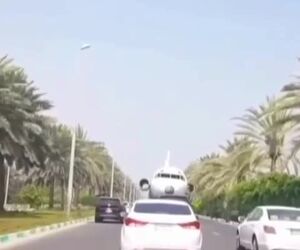 جابجایی لاشه هواپیما در خیابان‌های جزیره کیش 