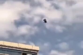 فرار مقامات نپال با آویزان شدن از هلیکوپتر