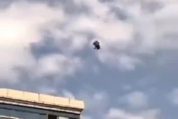 فرار مقامات نپال با آویزان شدن از هلیکوپتر