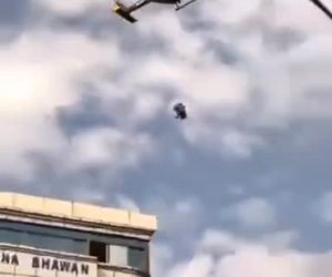 فرار مقامات نپال با آویزان شدن از هلیکوپتر