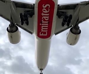 تقرب بویینگ ۷۷۷ شرکت هواپیمایی امارات به باند فرودگاه صبیحا گوکچن استانبول 