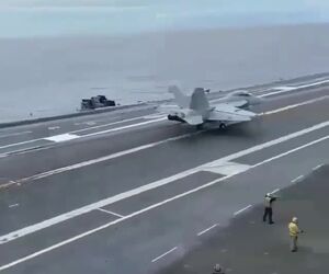 فرود EA18G گرولر نیروی دریایی ایالات متحده آمریکا بر روی ناو 