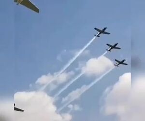 پرواز فورمیشن دو فروند ایرباس A340 خطوط هوایی آفریقای جنوبی با هواپیماهای نیروی هوایی این کشور