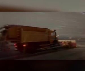 آغاز عملیات برف‌روبی در فرودگاه مشهد همزمان با بارش شدید برف