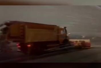 آغاز عملیات برف‌روبی در فرودگاه مشهد همزمان با بارش شدید برف