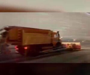 آغاز عملیات برف‌روبی در فرودگاه مشهد همزمان با بارش شدید برف