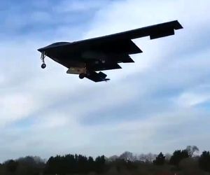 ویدیویی از فرود بمب‌افکن B2