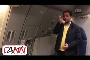 مداحى در هواپیما در حضور نمایندگان مجلس