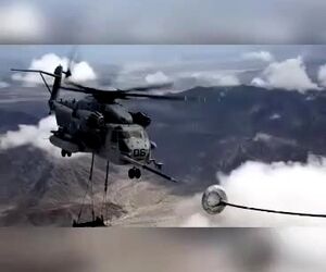 تایم‌لپس از سوختگیری هوایی یک فروند هواپیمای
 KC-130J با CH-53E
