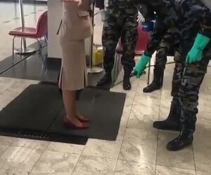 ویدیویی از روش عجیب ضدعفونی کردن مهماندار هواپیمایی امارات برای جلوگیری از شیوع ویروس کرونا