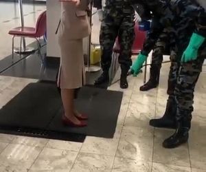 ویدیویی از روش عجیب ضدعفونی کردن مهماندار هواپیمایی امارات برای جلوگیری از شیوع ویروس کرونا