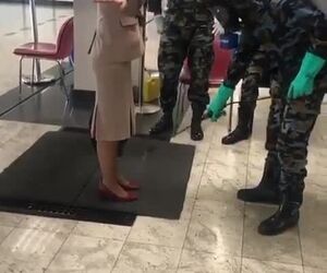 ویدیویی از روش عجیب ضدعفونی کردن مهماندار هواپیمایی امارات برای جلوگیری از شیوع ویروس کرونا