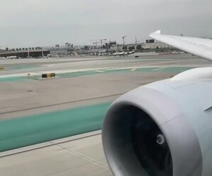 سرعت گرفتن دریم‌لاینر برای تیک‌آف  از فرودگاه لس‌آنجلس