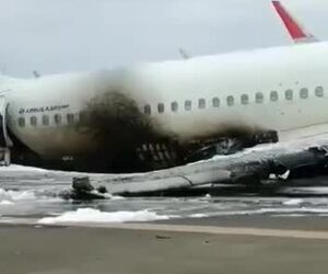 ویدیویی از آسیب وارد شده به ایرباس A320 لاتام بعد از برخورد با خودرو آتش نشانی در حین تیک‌آف از فرودگاه لیما