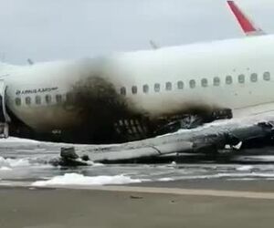 ویدیویی از آسیب وارد شده به ایرباس A320 لاتام بعد از برخورد با خودرو آتش نشانی در حین تیک‌آف از فرودگاه لیما