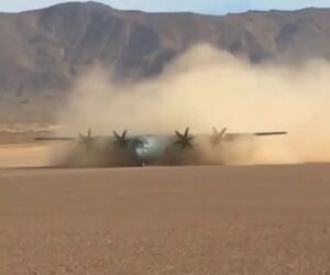 فرود C130 روی خاک 