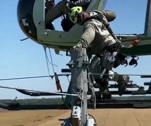 انتقال تکنسین برق از روی کابل‌های فشار قوی

