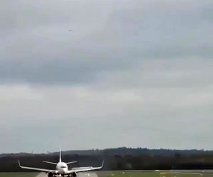 تایم لپسی از انتهای باند و نمای هواپیماهایی که نشست و برخاست می‌کنند