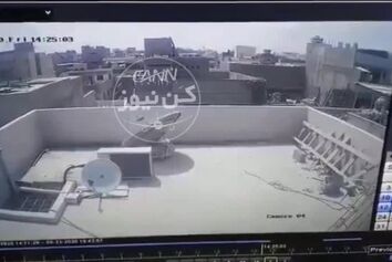 لحظه سقوط ایرباس٣٢٠ پاکستان از نمایى دیگر که نشان می‌دهد هواپیما نیروى پیشرانش خود را از دست داده است و با از بین رفتن نیروى لیفت قادر نبوده خود را به فرودگاه برساند و به ساختمان‌ها برخورد مى کند. 
