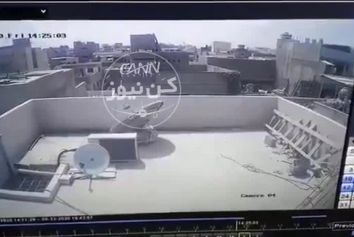 لحظه سقوط ایرباس٣٢٠ پاکستان از نمایى دیگر که نشان می‌دهد هواپیما نیروى پیشرانش خود را از دست داده است و با از بین رفتن نیروى لیفت قادر نبوده خود را به فرودگاه برساند و به ساختمان‌ها برخورد مى کند. 