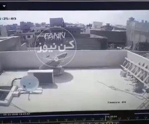 لحظه سقوط ایرباس٣٢٠ پاکستان از نمایى دیگر که نشان می‌دهد هواپیما نیروى پیشرانش خود را از دست داده است و با از بین رفتن نیروى لیفت قادر نبوده خود را به فرودگاه برساند و به ساختمان‌ها برخورد مى کند. 