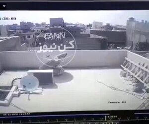 لحظه سقوط ایرباس٣٢٠ پاکستان از نمایى دیگر که نشان می‌دهد هواپیما نیروى پیشرانش خود را از دست داده است و با از بین رفتن نیروى لیفت قادر نبوده خود را به فرودگاه برساند و به ساختمان‌ها برخورد مى کند. 