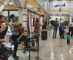 فضایی شاد با اجرای موسیقی زنده و خیام‌ خوانی در فرودگاه بوشهر ساعاتی قبل از تحویل سال۹۸