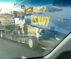 یکی از اعضای فرشتگان آبی در راه موزه هوایی برای بازنشسته شدن 