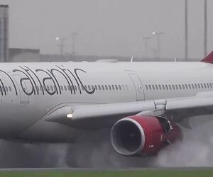 فرود ایرباس A330 شرکت هواپیمایی ویرجین آتلانتیک با استفاده از سیستم رانش معکوس در فرودگاه منچستر