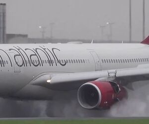 فرود ایرباس A330 شرکت هواپیمایی ویرجین آتلانتیک با استفاده از سیستم رانش معکوس در فرودگاه منچستر