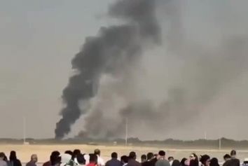 نمایی دیگر از سقوط جنگنده هندی در ایرشوی دبی و لحظه تخلیه تماشاگران از محل ایرشو